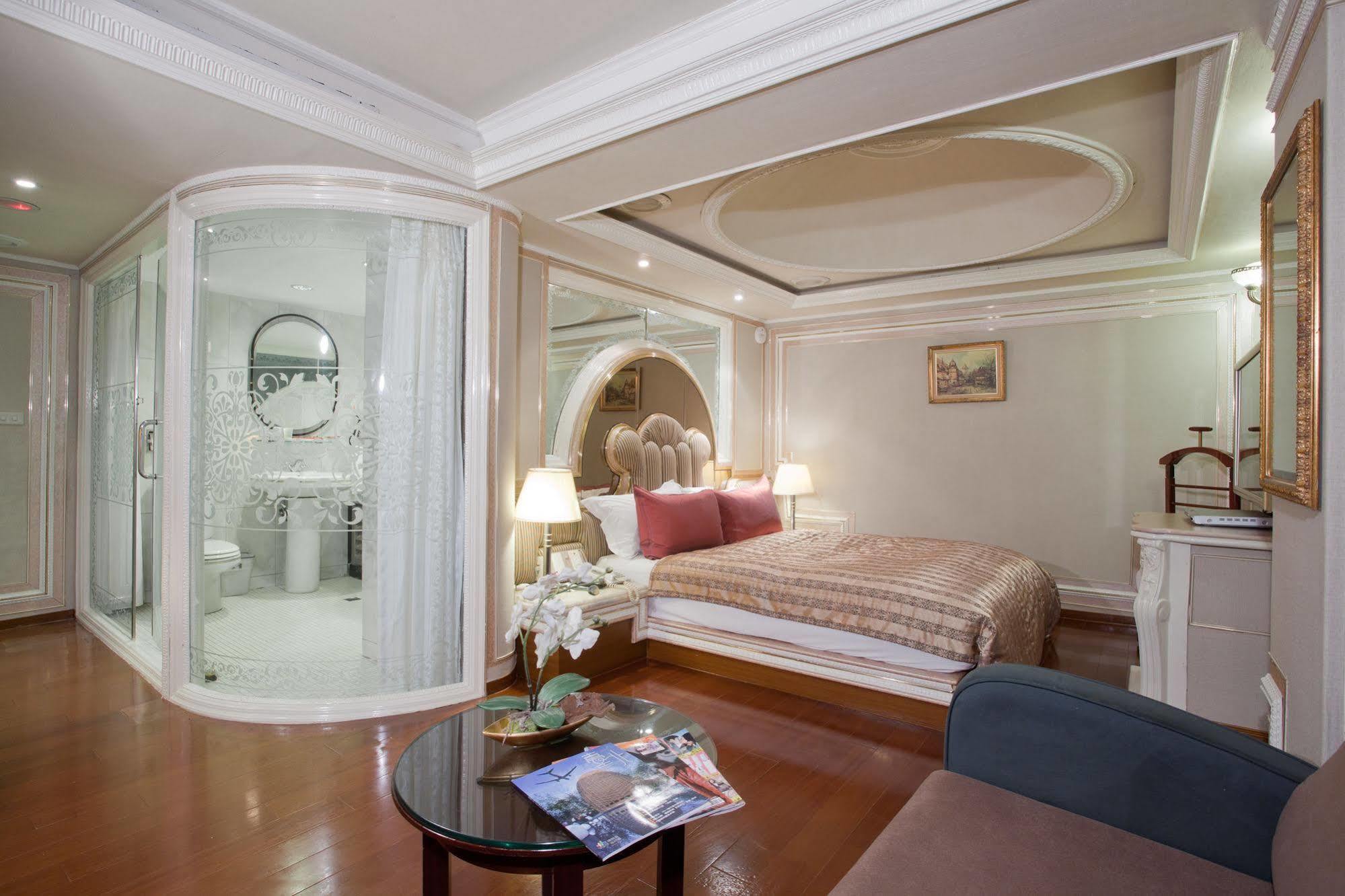 Charming Castle Hotel Taipei Exterior photo