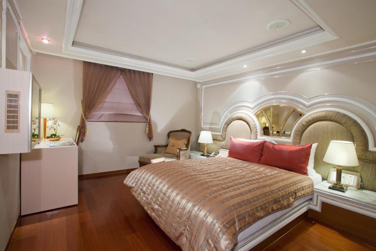 Charming Castle Hotel Taipei Exterior photo